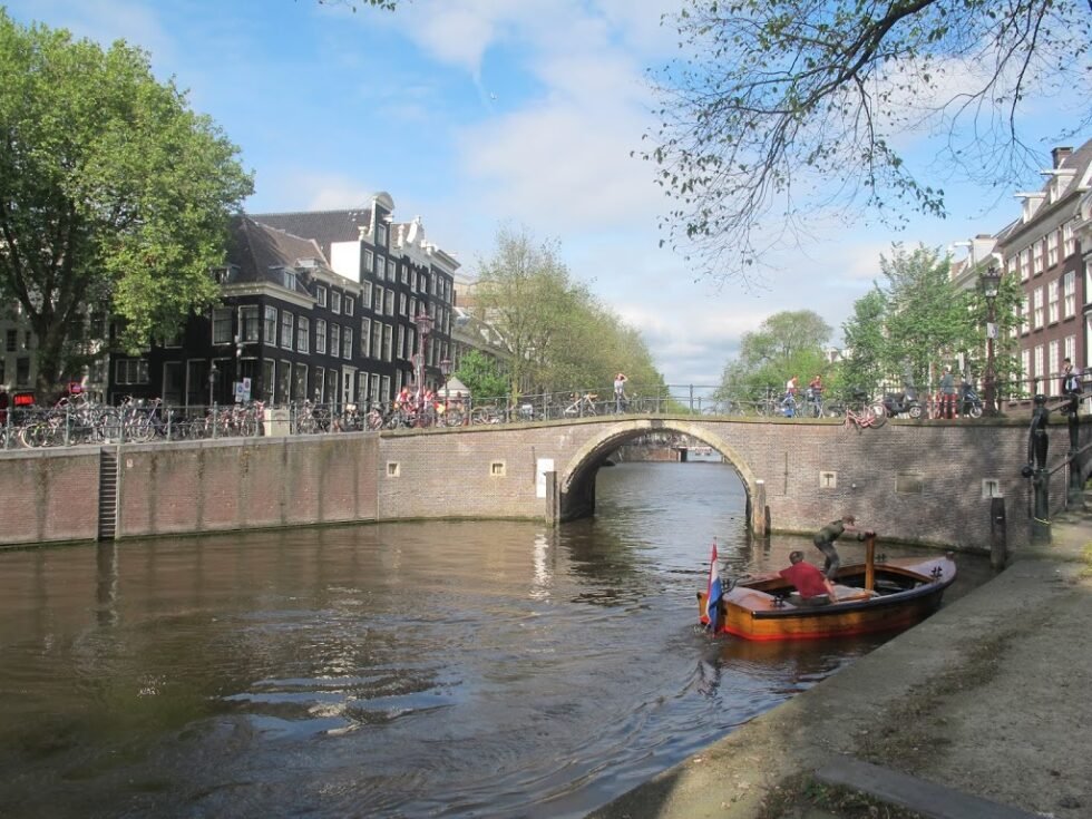 Amsterdam : Terjebak Di Tengah Keriuhan Suporter Bola