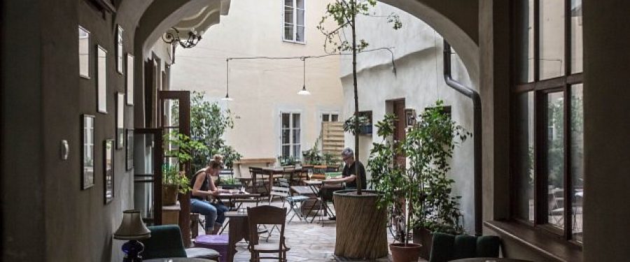 Misenska Praha :  Library Cafe Yang Tenang